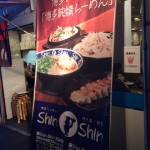 博多ラーメンshin shin（しんしん）。平日夜も行列！店内は有名人のサインだらけ！何とあの芸能人も・・・。