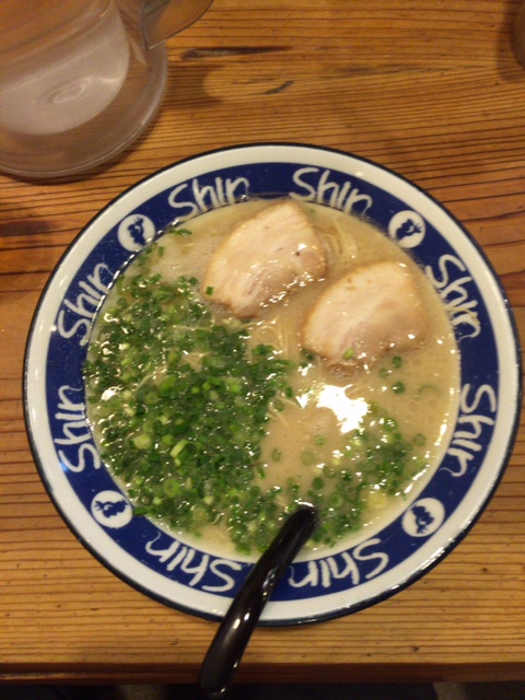 博多ラーメンshin shin（シンシン）本店。うまいかまずいか味を検証した感想！スープ、細麺、チャーシュー、餃子も！